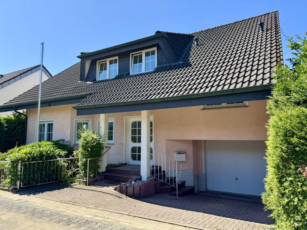 Straßenansicht / Garage