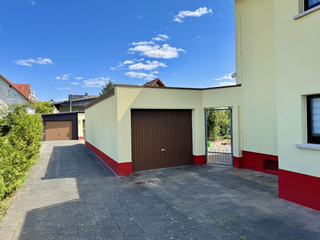 Hof mit 3 Garagen