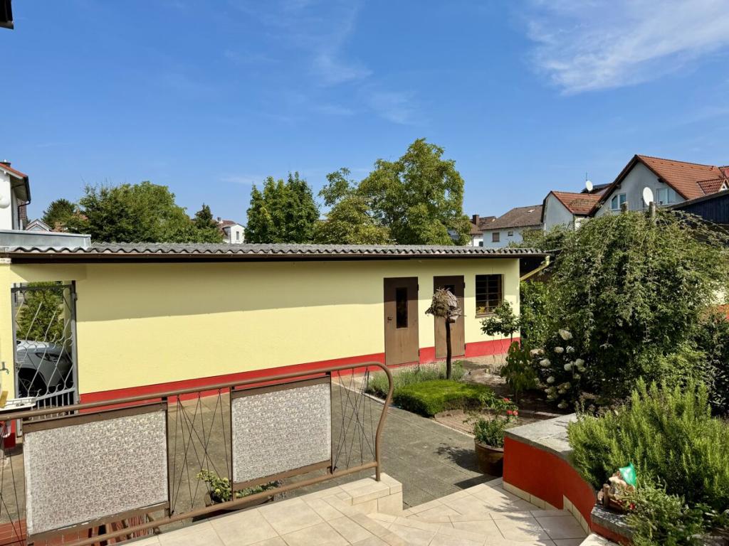 Große Garage mit Abstellraum