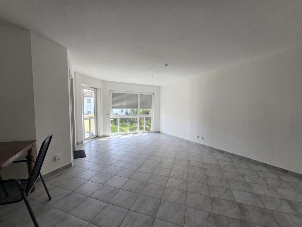 Renovierte, gut geschnittene 2 Zi. Wohnung mit Kamin, Balkon und TG Stellplatz - Foto 2