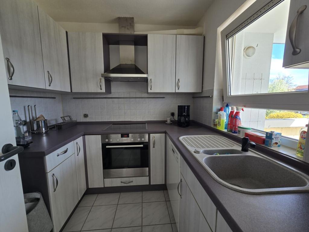 Renovierte, gut geschnittene 2 Zi. Wohnung mit Kamin, Balkon und TG Stellplatz - Foto 3