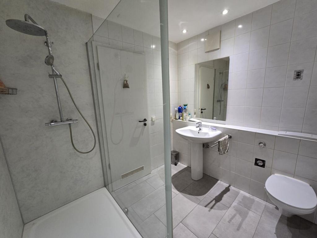 Renovierte, gut geschnittene 2 Zi. Wohnung mit Kamin, Balkon und TG Stellplatz - Foto 5