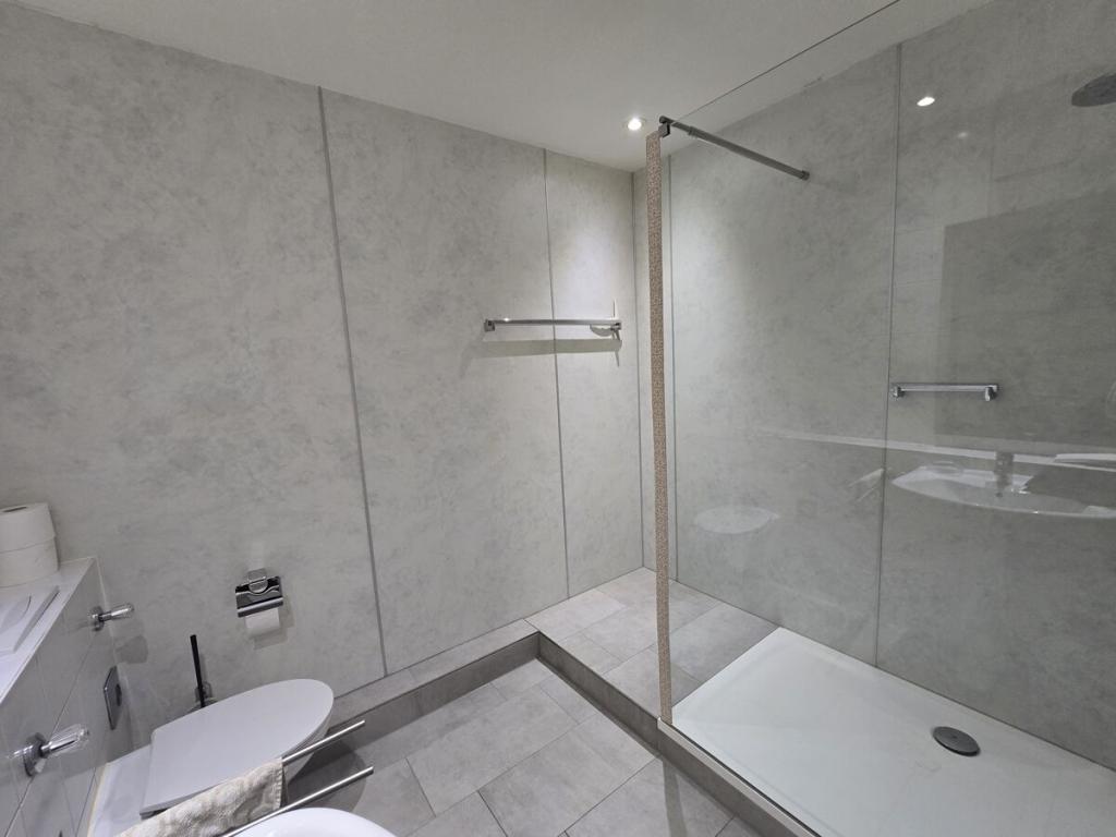Renovierte, gut geschnittene 2 Zi. Wohnung mit Kamin, Balkon und TG Stellplatz - Foto 4