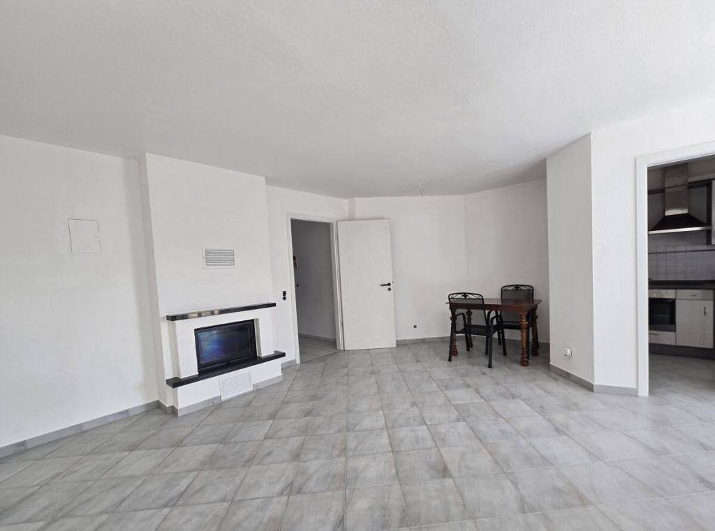 Renovierte, gut geschnittene 2 Zi. Wohnung mit Kamin, Balkon und TG Stellplatz - Foto 1