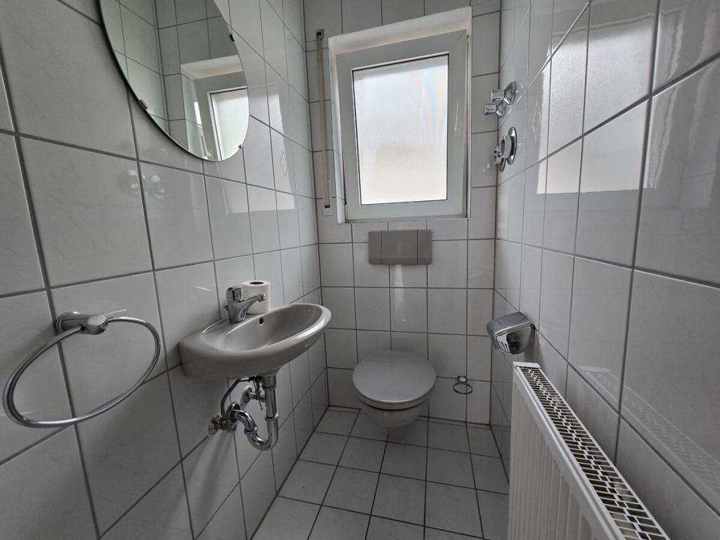 Schöne 3 Zi. Wohnung mit Balkon sowie zwei Außenstellplätzen - Photo 1