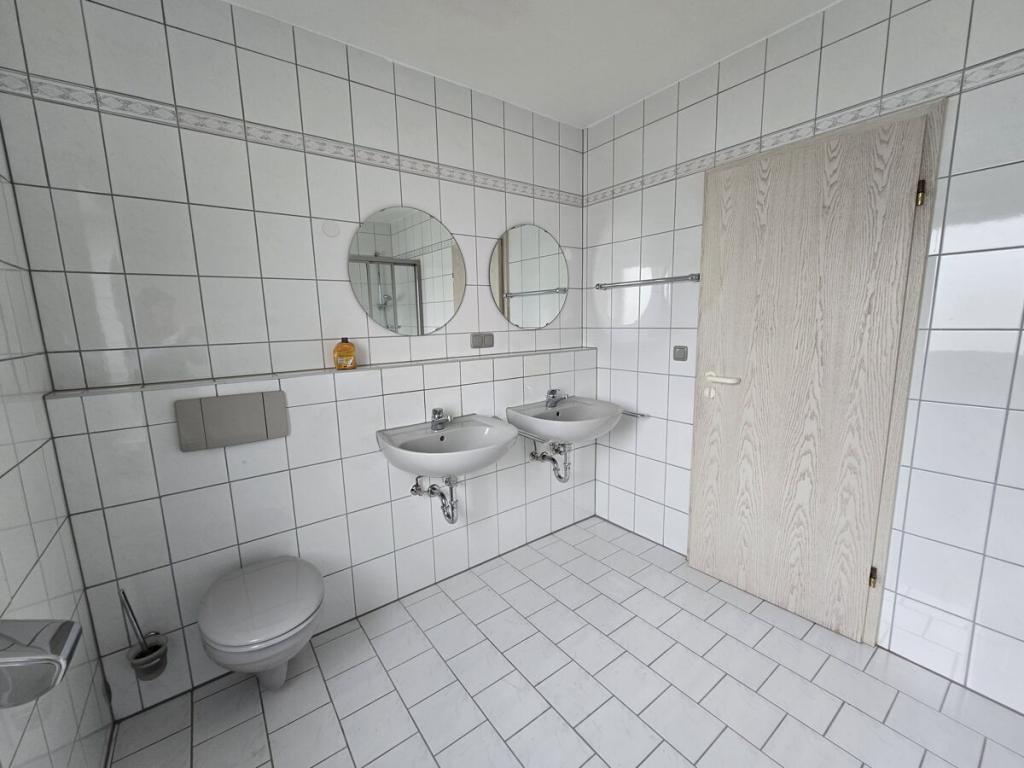 Schöne 3 Zi. Wohnung mit Balkon sowie zwei Außenstellplätzen - Photo 4