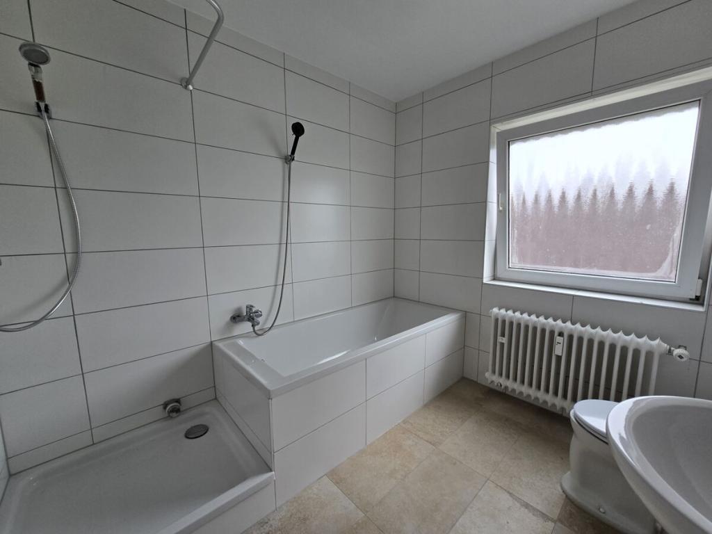 Charmante, renovierte 3 Zi. Dachgeschoss Wohnung mit neuem Bad + neuer Einbauküche - Foto 2