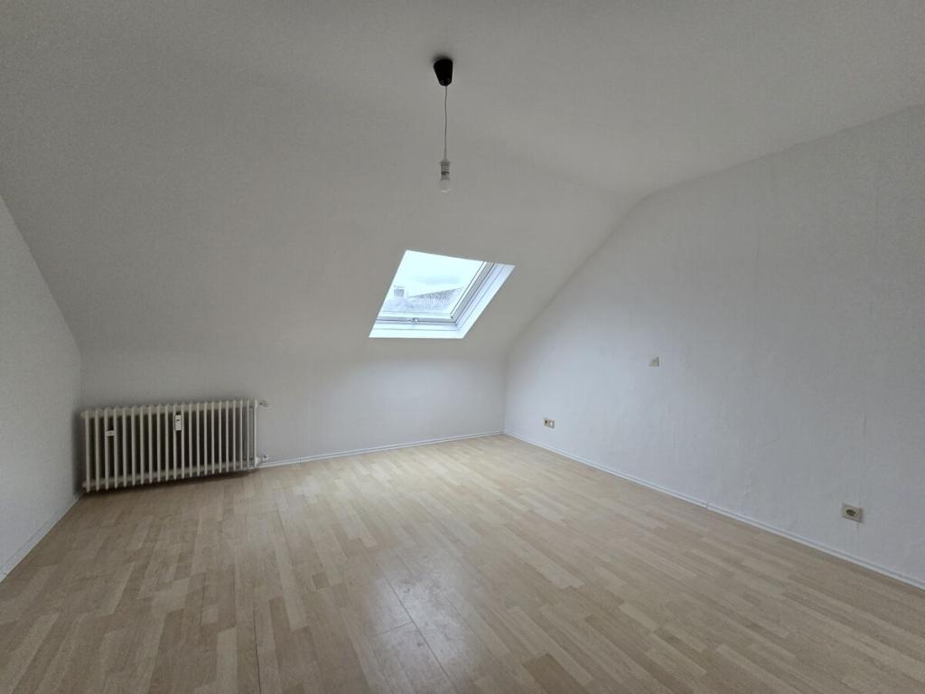 Charmante, renovierte 3 Zi. Dachgeschoss Wohnung mit neuem Bad + neuer Einbauküche - Foto 4