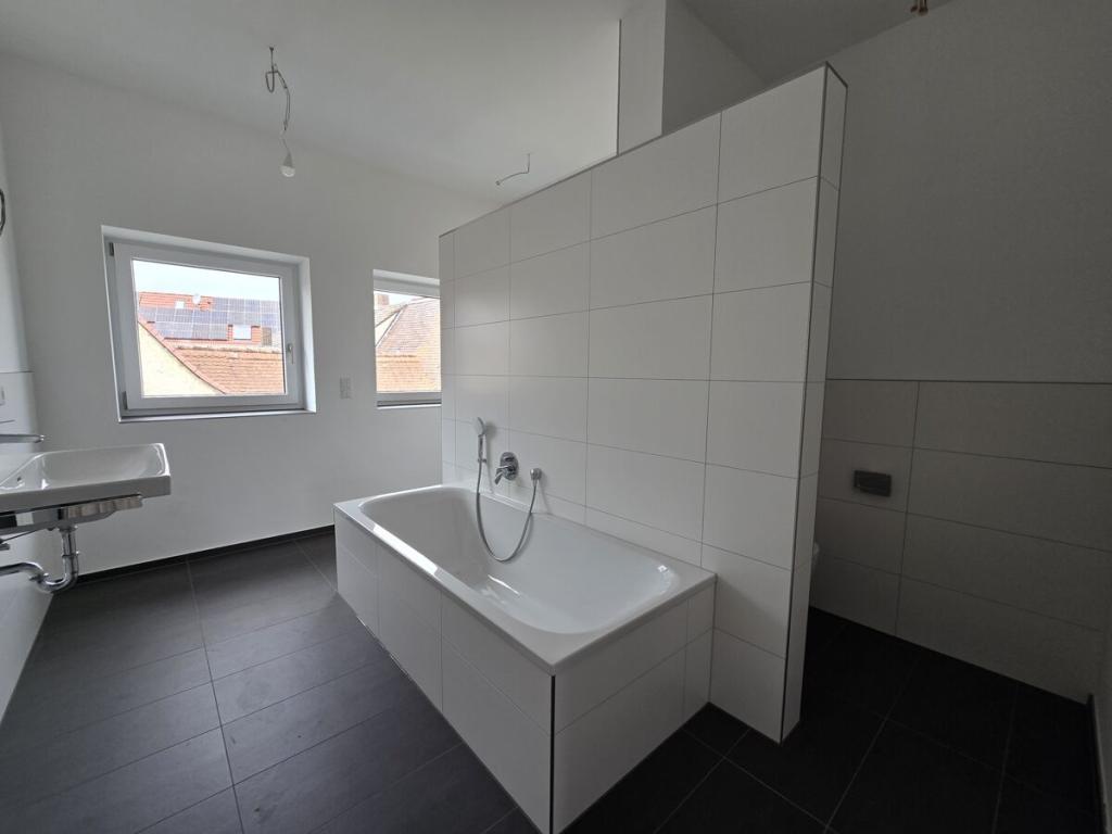Modern sanierte 2-Zi.-DG Wohnung mit großzügiger Dachterrasse in Main nähe - Photo 3