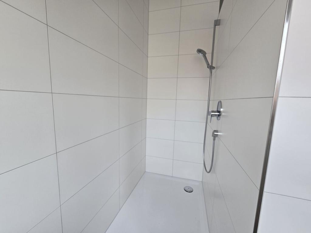 Modern sanierte 2-Zi.-DG Wohnung mit großzügiger Dachterrasse in Main nähe - Photo 2