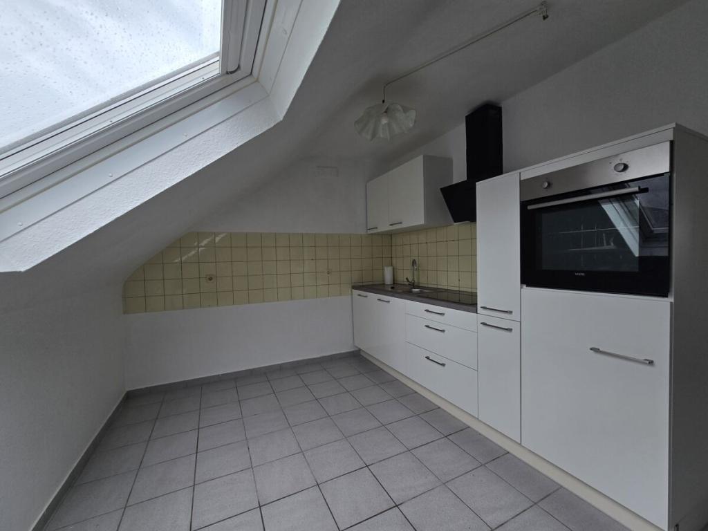 Charmante, renovierte 3 Zi. Dachgeschoss Wohnung mit neuem Bad + neuer Einbauküche - Photo 1