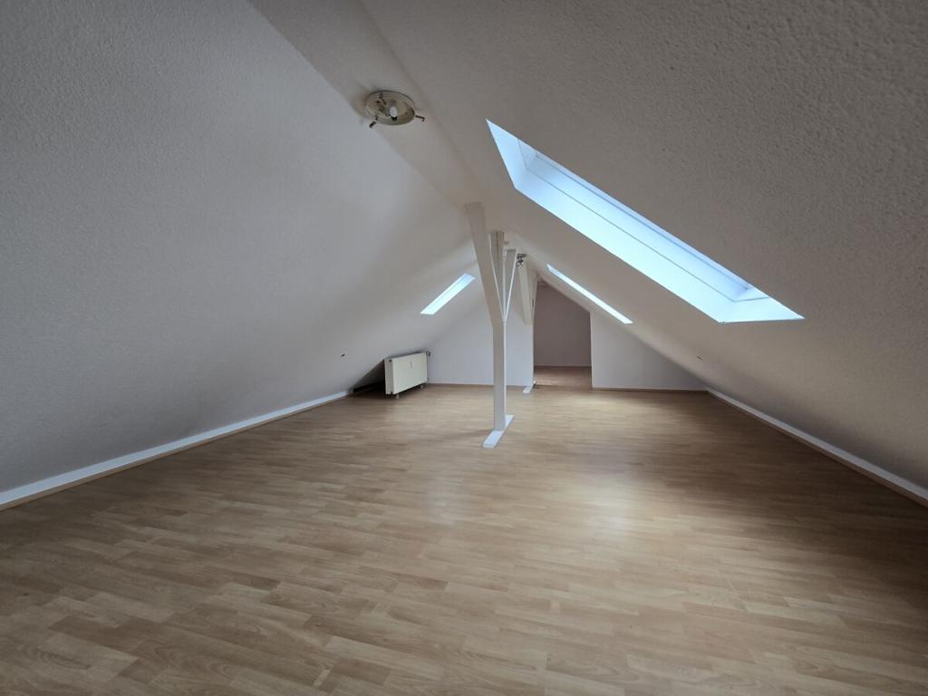Charmante, renovierte 3 Zi. Dachgeschoss Wohnung mit neuem Bad + neuer Einbauküche - Photo 3