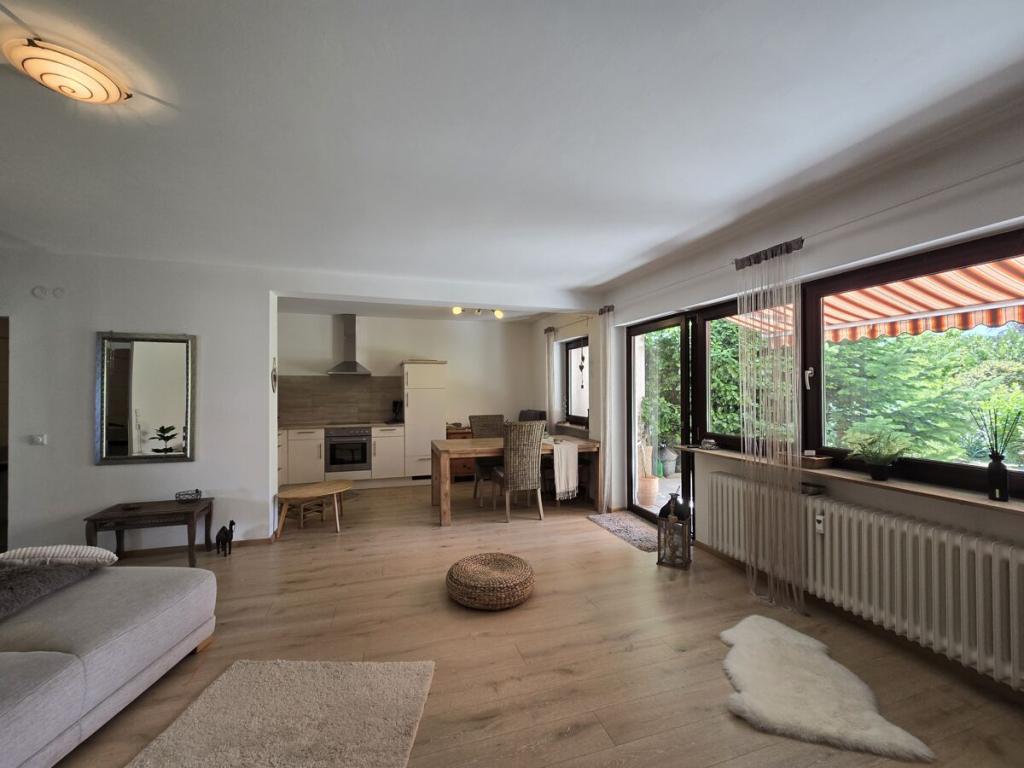 Lichtdurchflutete 2-Zi.-Wohnung mit Terrasse und Gartenbereich - Photo 1