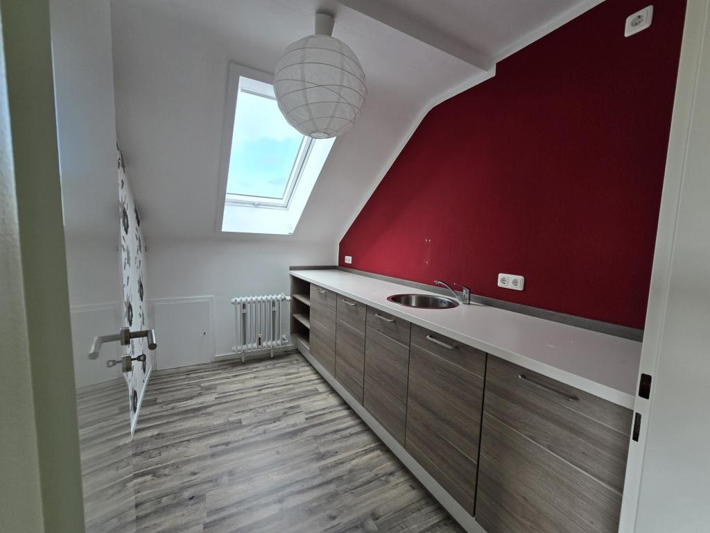 Lichtdurchflutete 1-Zi.-Dachgeschosswohnung mit Balkon - Photo 2