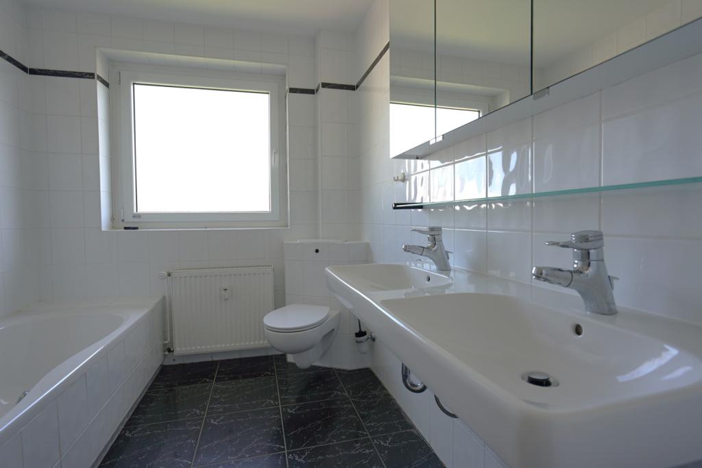 Bad mit Badewanne und Dusche