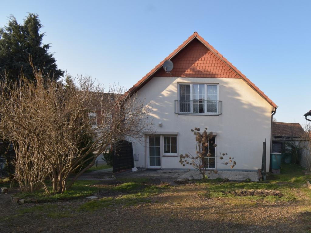 Gartenseite mit Terrasse