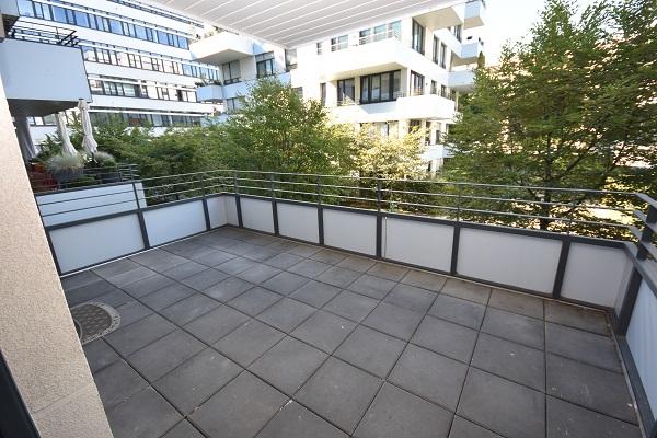 großer Balkon an Wohnraum und Küche