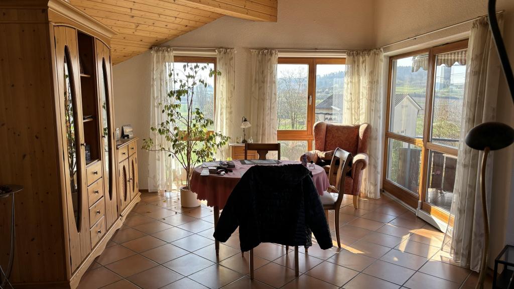 Essbereich mit Zugang zum Balkon