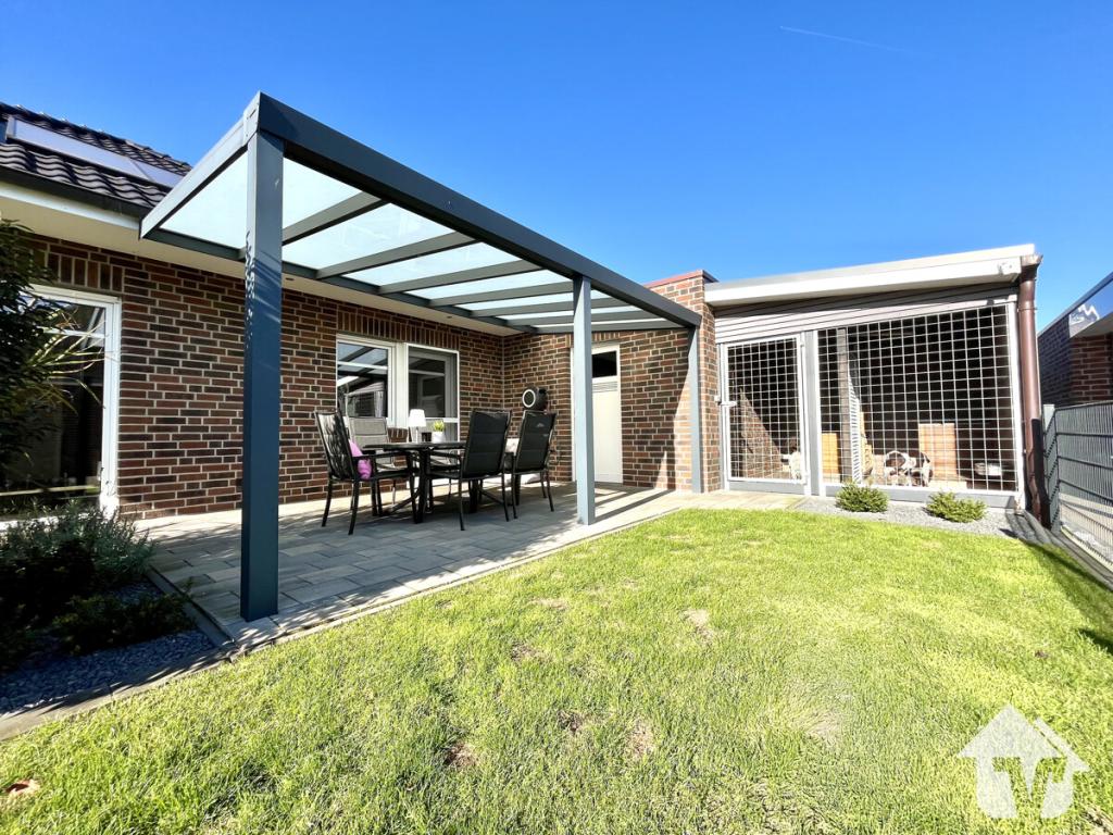 Garten mit überdachter Terrasse