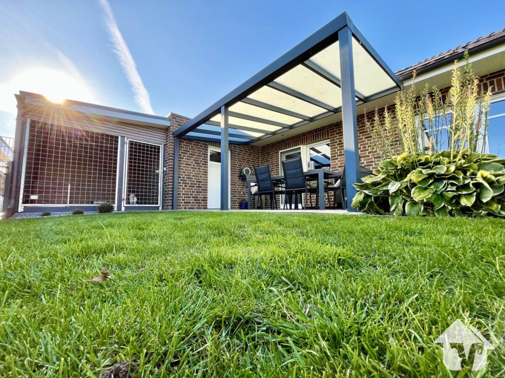 Garten mit überdachter Terrasse 