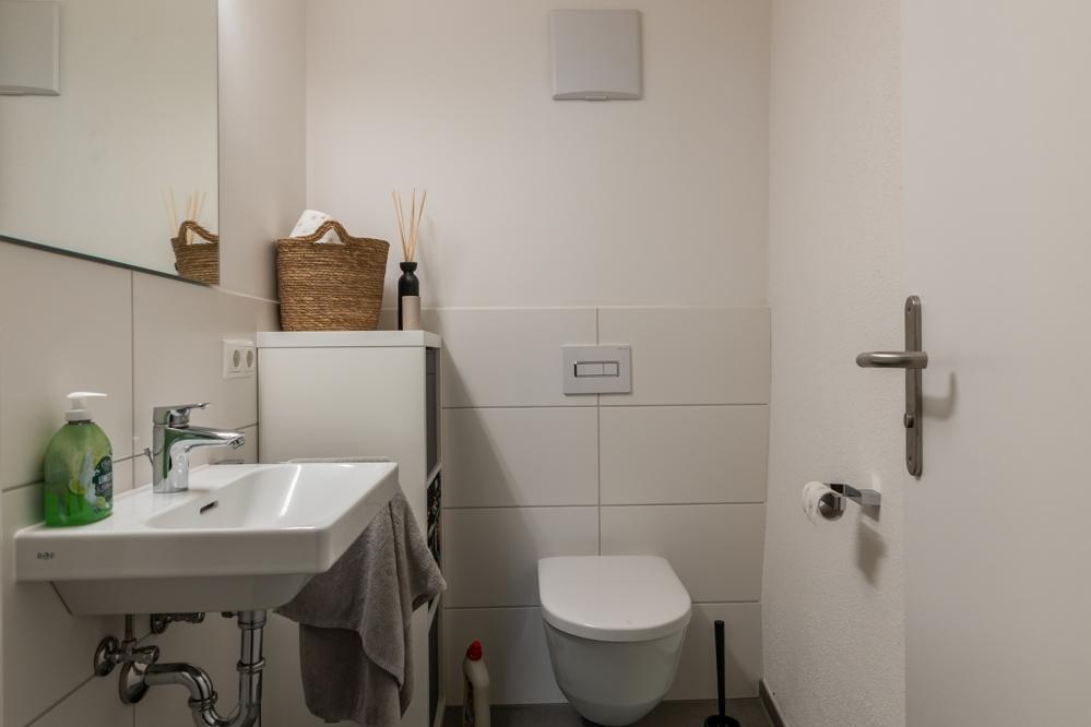 WG-taugliche-2-Zimmer-Wohnung mit Höhen unterschieden, EBK und Duschbad - Foto 5