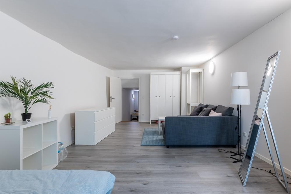 WG-taugliche-2-Zimmer-Wohnung mit Höhen unterschieden, EBK und Duschbad - Foto 1