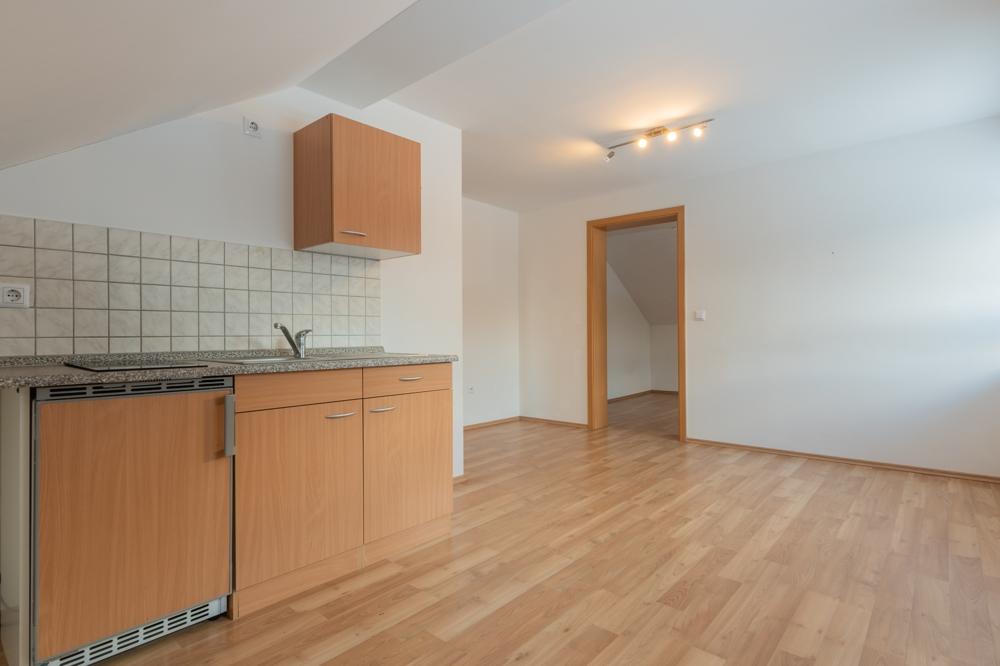Passau-Ingling 1,5-Zimmer-Dachgeschosswohnung mit Tageslichtduschbad und EBK - Foto 2