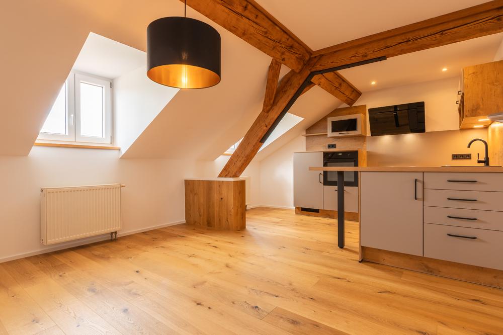 Leben unterm Dach in Kellberg Traumhafte 3-Zimmer-Wohnung mit Tageslichtduschbad, verspielten Mansarden und EBK - Photo 1