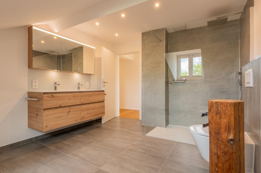 Leben unterm Dach in Kellberg Traumhafte 3-Zimmer-Wohnung mit Tageslichtduschbad, verspielten Mansarden und EBK - Photo 5