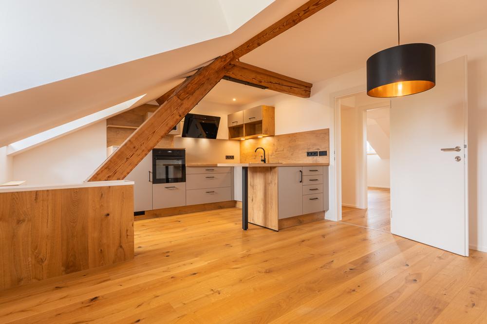 Leben unterm Dach in Kellberg Traumhafte 3-Zimmer-Wohnung mit Tageslichtduschbad, verspielten Mansarden und EBK - Photo 3