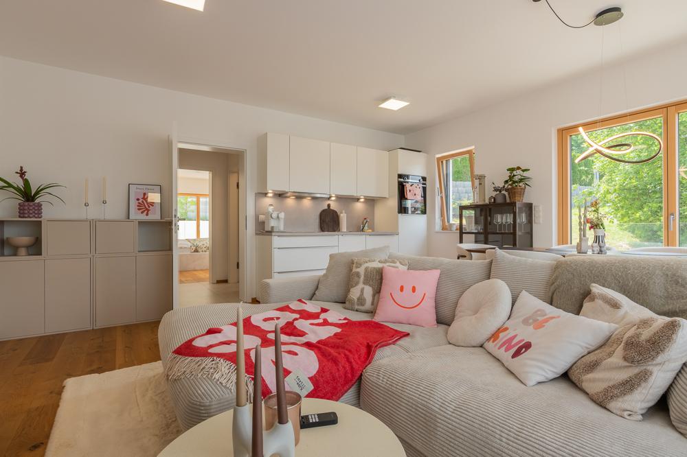 Wohnen mit Weitblick Neuwertige 2-Zimmer-Wohnung mit Tageslichtduschbad, EBK und Balkon - Foto 1