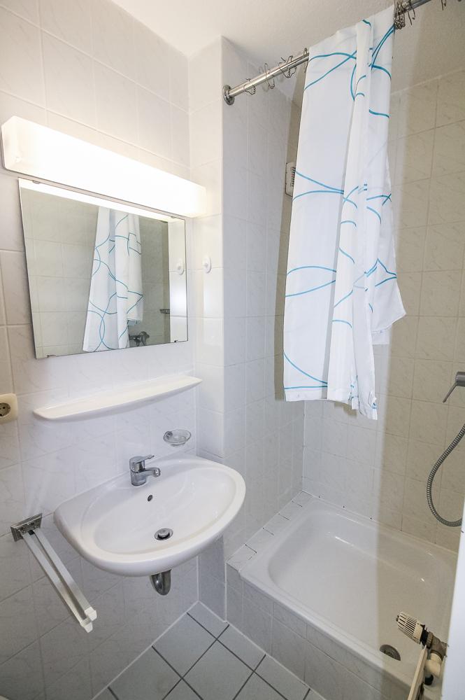 1-Zimmer-Studentenappartement mit Balkon in Passau-Innstraße/ gegenüber der Universität - Photo 3