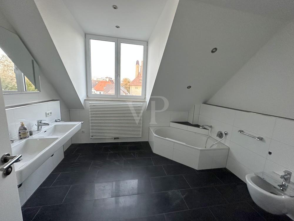 Schicke Maisonette-Wohnung mit großem Balkon in Neusäß - Photo 4