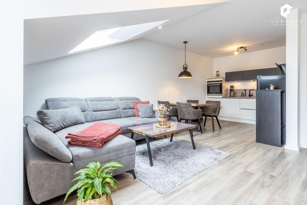 Modernes Dachgeschoss-Apartment mit Aufzug und Balkon im Zentrum - Photo 1