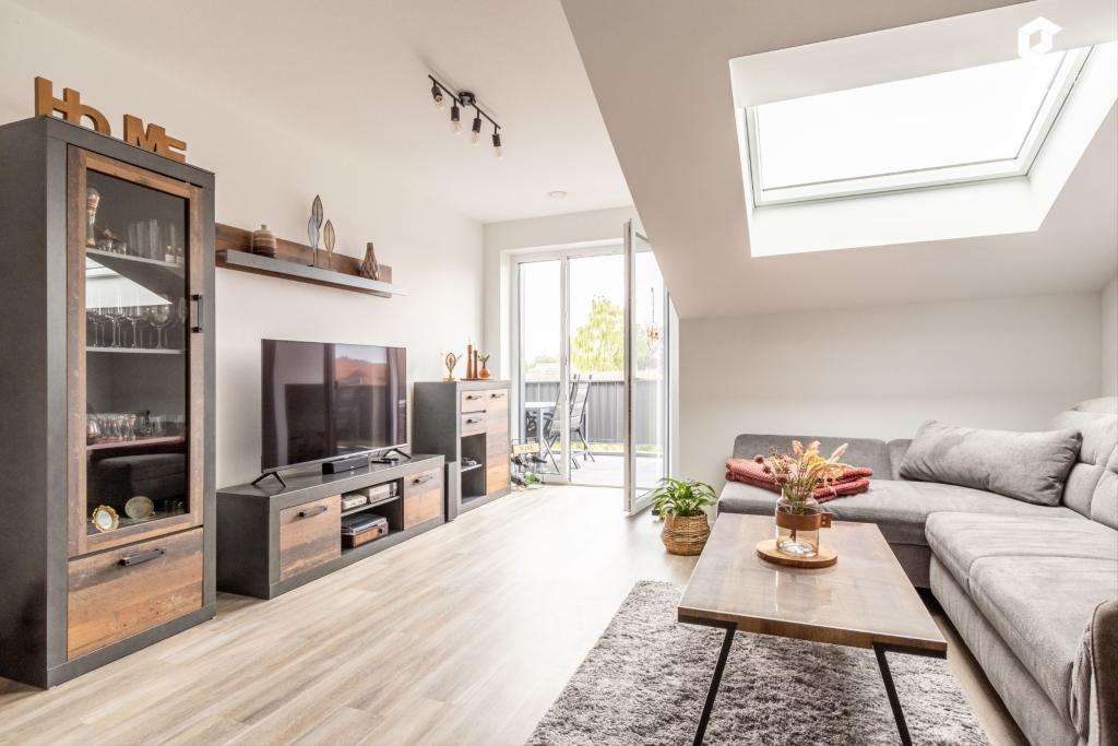 Modernes Dachgeschoss-Apartment mit Aufzug und Balkon im Zentrum - Photo 3