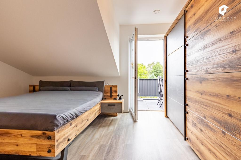 Modernes Dachgeschoss-Apartment mit Aufzug und Balkon im Zentrum - Photo 5
