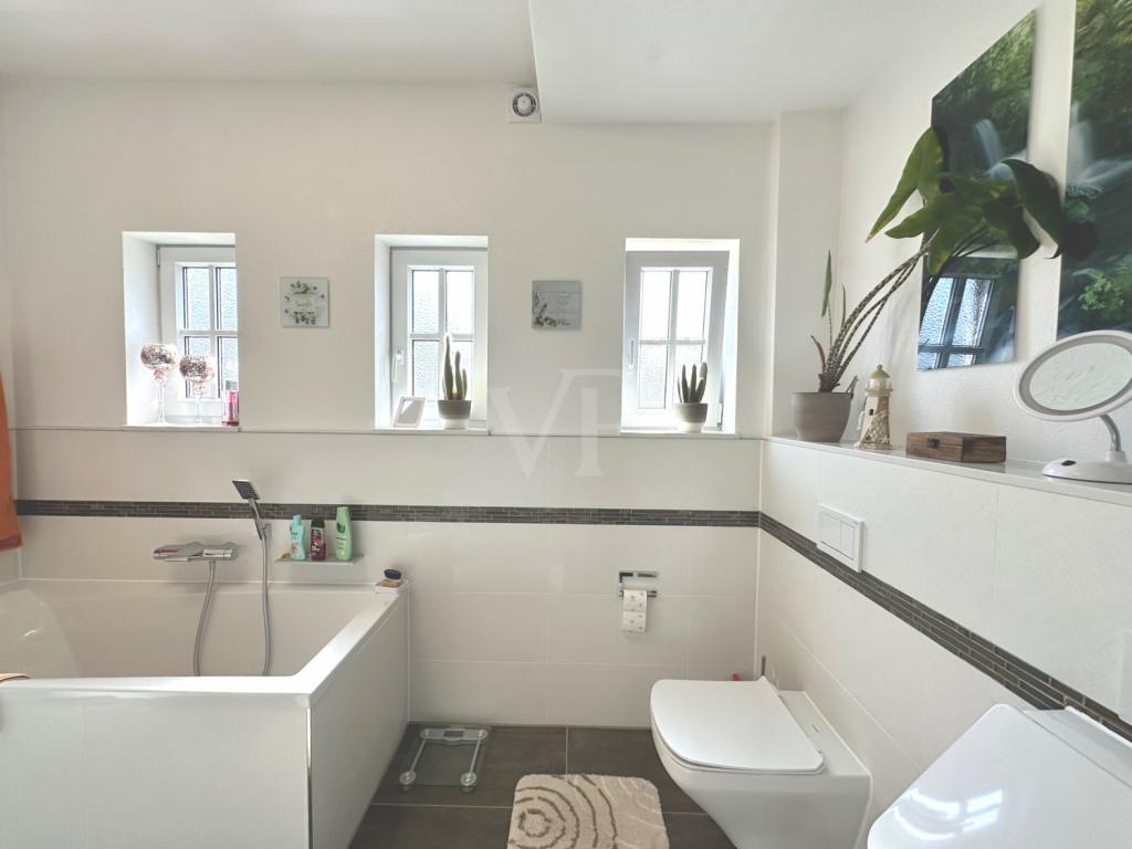 Duschbad mit Badewanne EG Beedenbostel