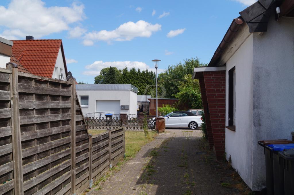 Einfahrt und Zuwegung Haus dahinter