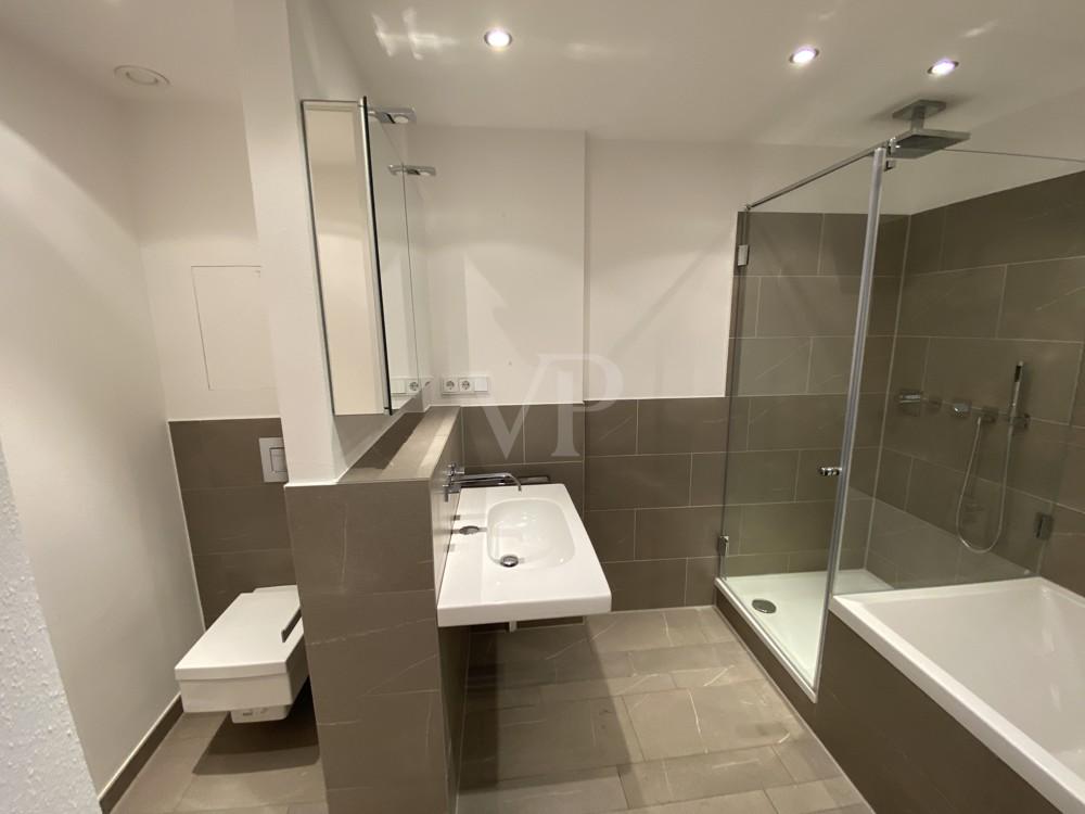 09 Bad mit Dusche und Wanne