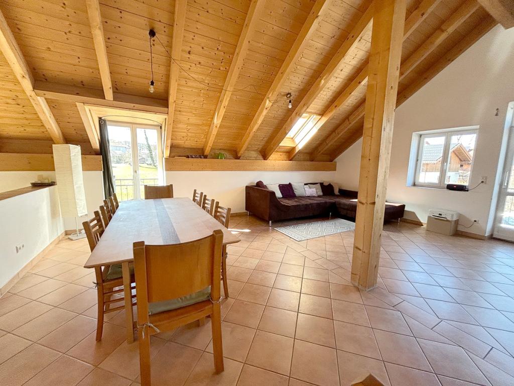 Penthousewohnung: Esszimmer mit Zugang zur Küche und zwei Balkonen