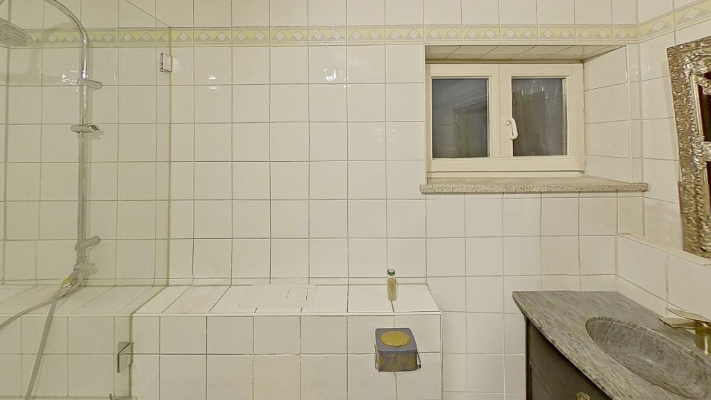 Wohnung Nr. 3 - Badezimmer (visuell bearbeitet)