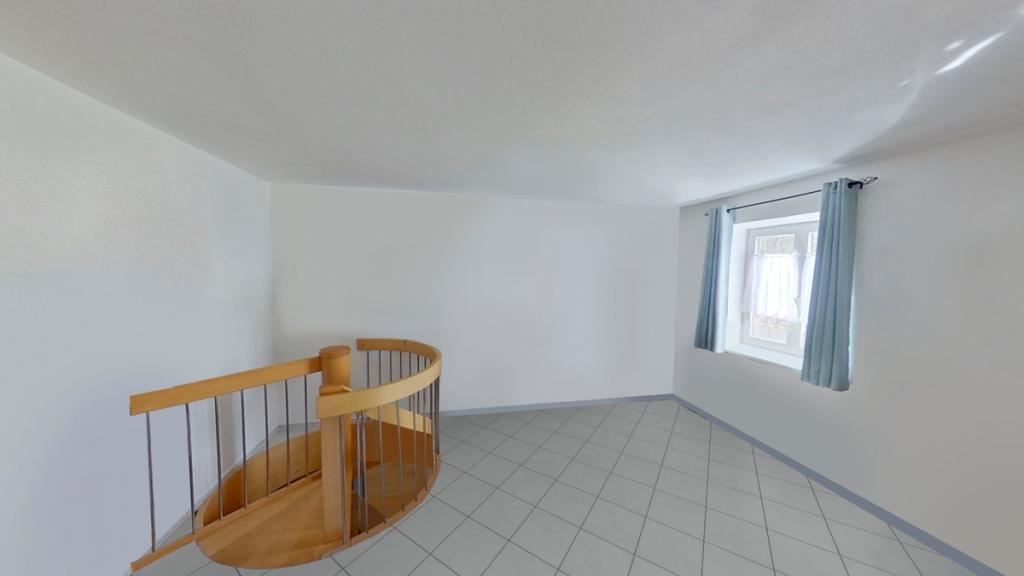 Wohnung Nr. 1 - Wohnzimmer mit Wendeltreppe in das Schlafzimmer und den Abstellraum (visuell bearbeitet)