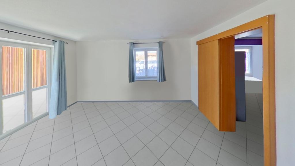Wohnung Nr. 1 - Wohnzimmer mit Zugang zur Küche (visuell bearbeitet)