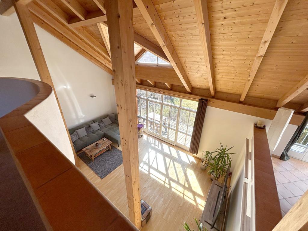 Penthousewohnung: Blick von der Galerie ins Wohnzimmer