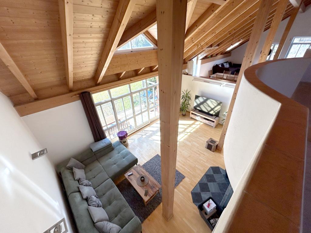 Penthousewohnung: Blick von der Galerie ins Wohnzimmer
