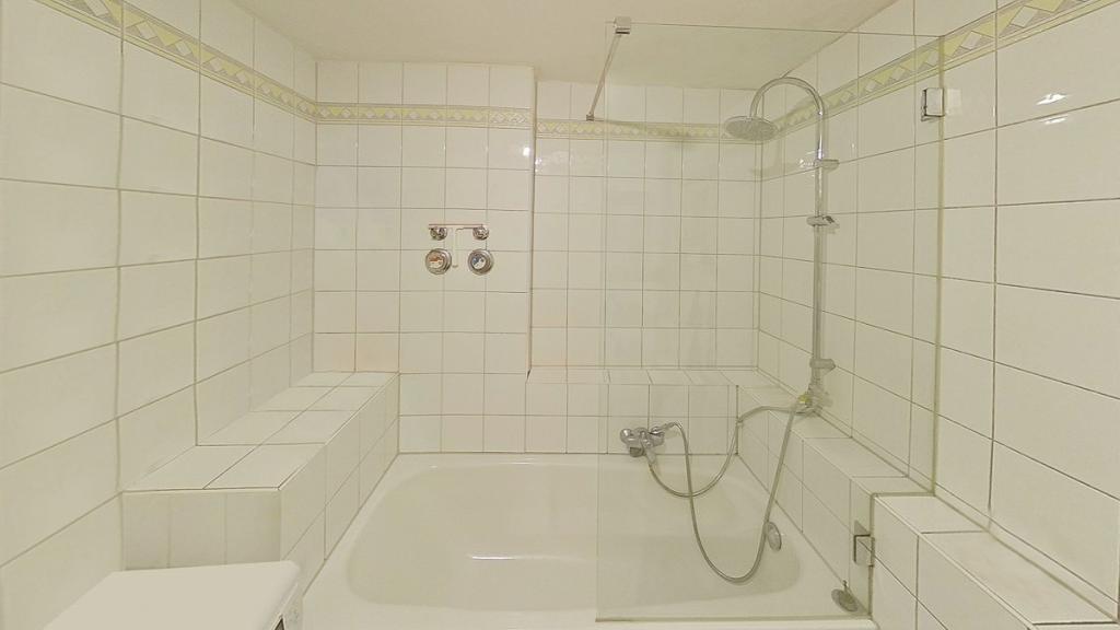 Wohnung Nr. 3 - Badezimmer (visuell bearbeitet)