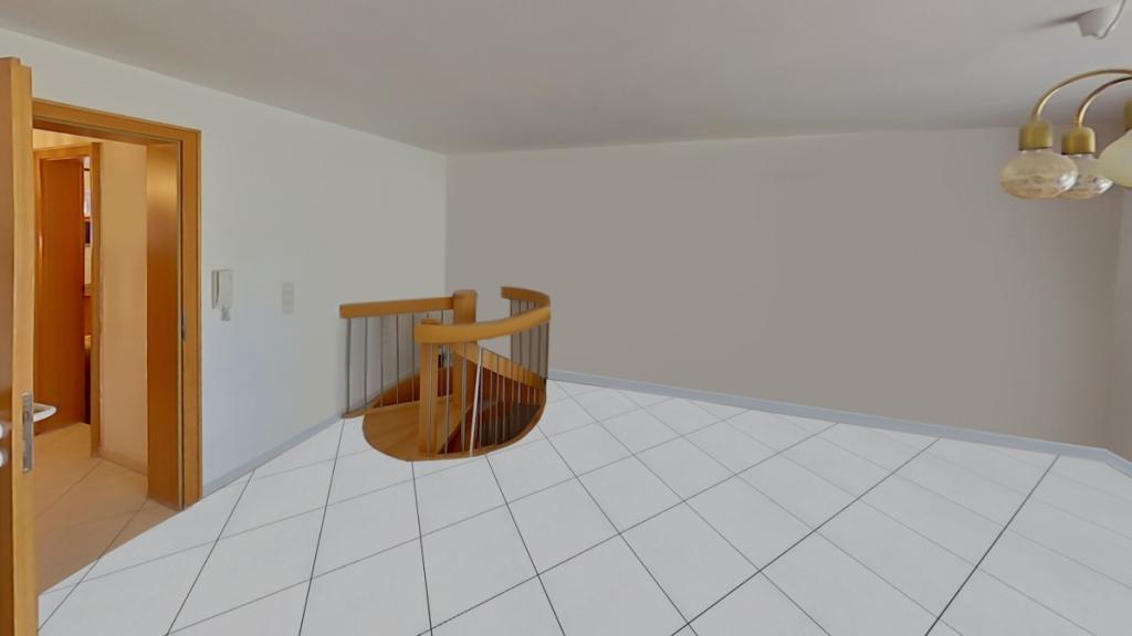 Wohnung Nr. 2 - Wohnzimmer mit Wendeltreppe ins Schlafzimmer (visuell bearbeitet)