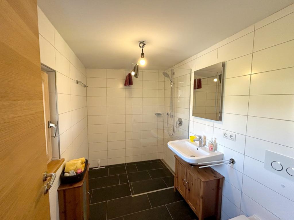 Gäste Bad mit Dusche, Waschbecken und WC im Obergeschoss