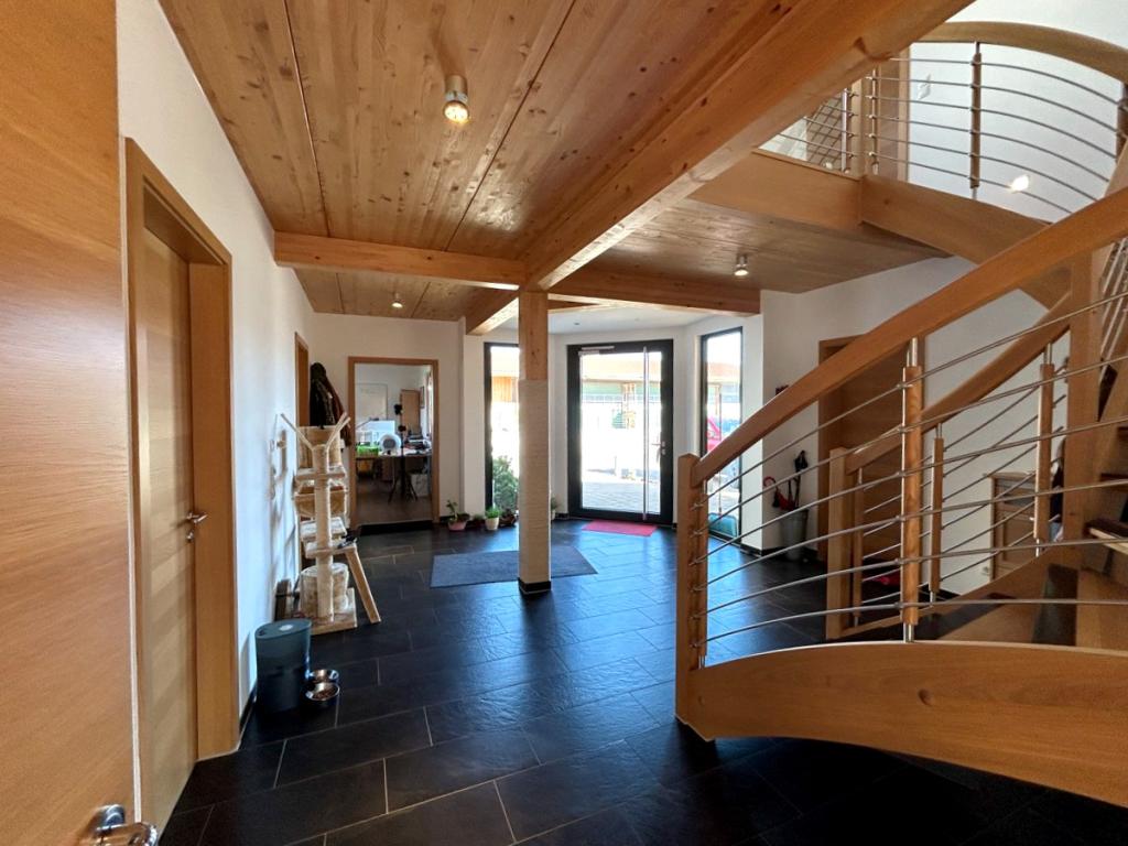 Diele mit Treppenhaus ins Obergeschoss
