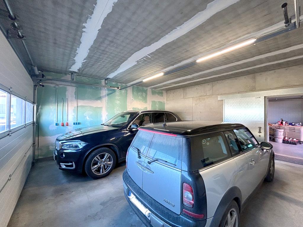 Doppelgarage mit Zugang zum Wareneingang